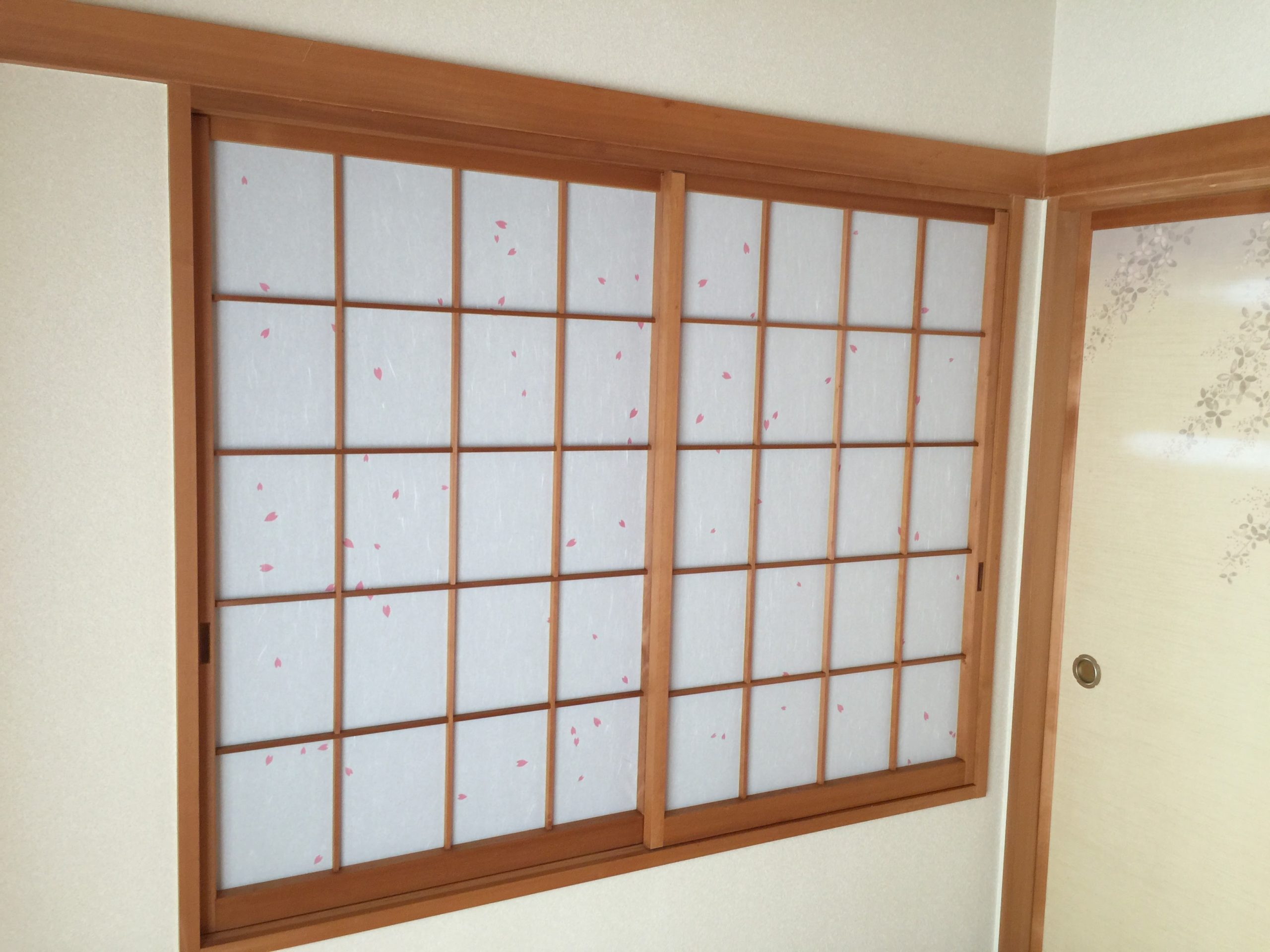 桜吹雪の障子紙