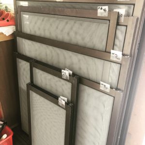 張替えやの仕事。網戸の張替え完了です。浜松市中区 表装店たなか